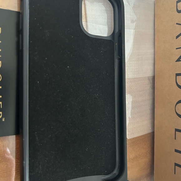 Bandolier Iphone11 cover - Sheila - - Picture 4 of 4